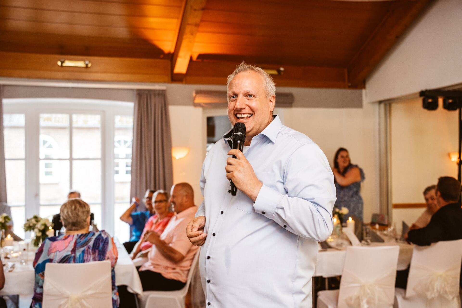 DJ Florian Wiepcke bei der Moderation auf einer Hochzeit