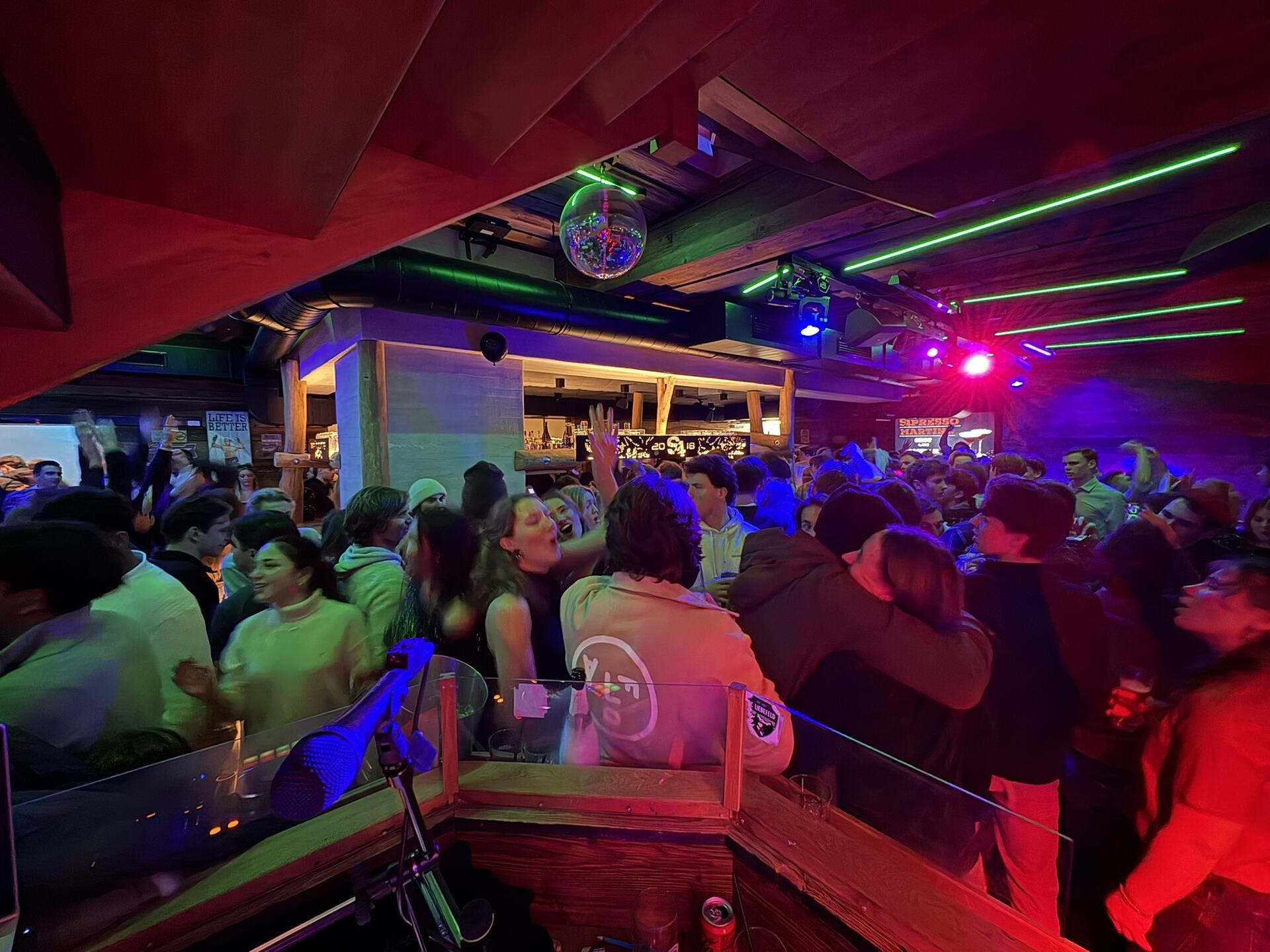 Partystimmung mit Discokugel bei einem Fest
