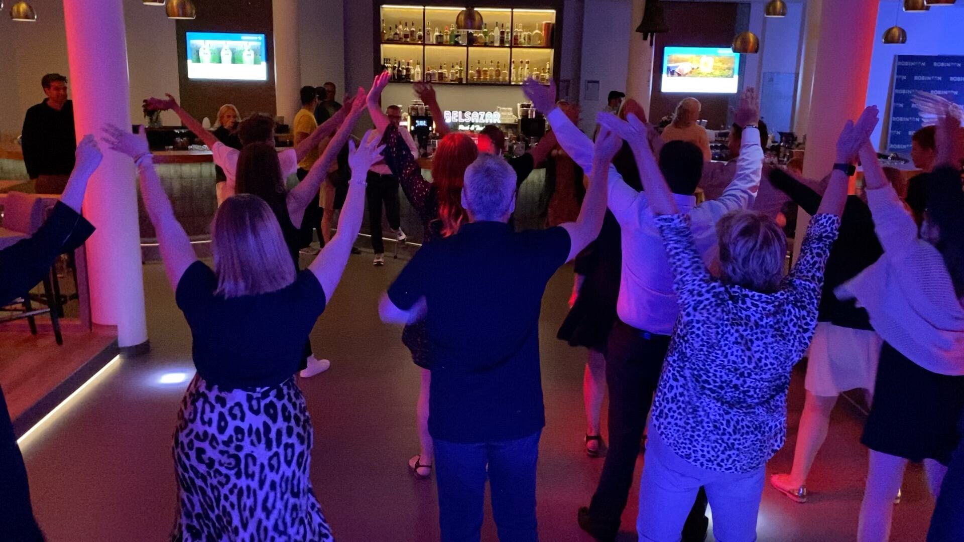 Feiernde Gäste bei einem Robinson-Club-Event
